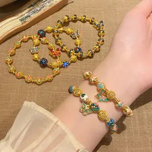 Vue detaillee du bracelet de perles papillon cloisonne ethnique retro, ornement.