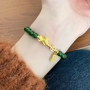 Bracelet en pierre naturelle style chinois avec charm Pixiu doré pour femme élégante.