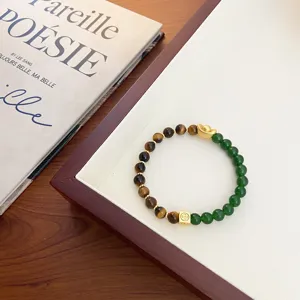 Bracelet de perles d'œil de tigre jaune et vertes naturelles avec pendentif lingot.