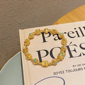 Vue détaillée du bracelet de perles plaqué or rétro traditionnel chinois avec fleurs.