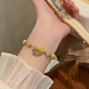 Gros plan sur le bracelet de perles papillon en email cloisonne vintage, style ethnique.