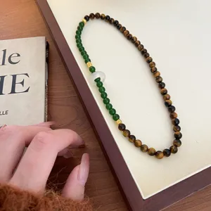 Bracelet de perles en œil de tigre naturel et jade vert au design vintage élégant.