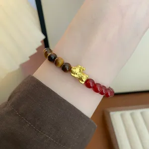 Neues chinesisches Tigerauge und roter Achat Perlenarmband mit goldenem Pixiu Anhänger.