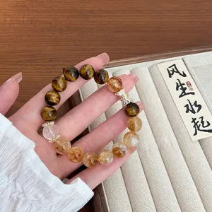 Vue de détail du bracelet en quartz rutilé jaune et œil de tigre naturel, design élégant.