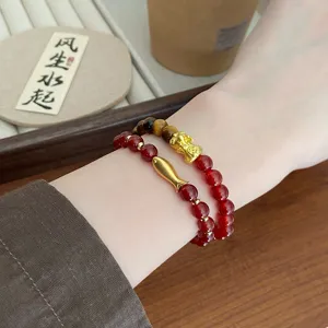 Chinesischer Stil roter Achat Tigerauge Stein Armband mit Gold Pixiu und Koi Charms neu.