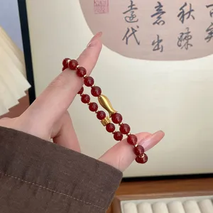 Rotes Achat Armband mit goldenem Koiskarpfen Anhänger, neu chinesischer Stil Damenschmuck.