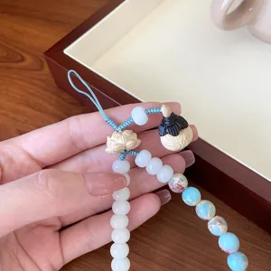 Pendentif de téléphone en pierre naturelle style chinois avec lotus sculpté et perles.