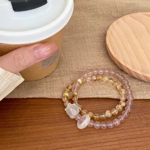 Vue détaillée du bracelet en cristal, perles de pierre naturelle avec pendentif sculpté.