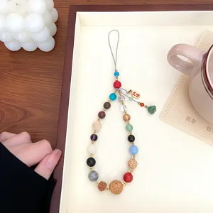 Gros plan détaillé d'un pendentif de téléphone en pierre naturelle style chinois.