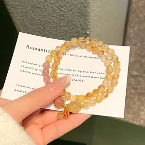 Vue de détail du bracelet de perles double en citrine naturelle et quartz fraise pour femmes.