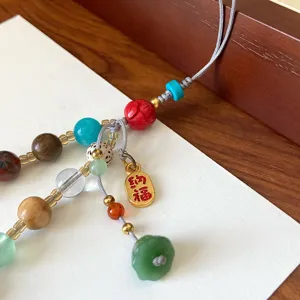 Gros plan détail du pendentif de sac et breloque de téléphone en pierre naturelle chinoise.