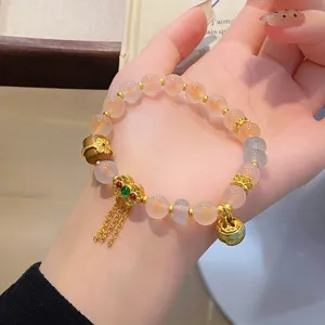 Vue détaillée d'un joli bracelet de perles en agate de style chinois avec breloques.