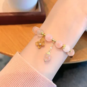 Bracelet de perles en agate rose douce avec pendentif papillon mignon, bijoux style fée.