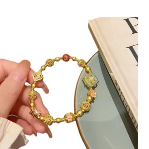 Bracelet de perles plaqué or de style chinois vintage avec fleurs en émail pour femmes.