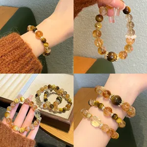 Vue détaillée du bracelet en cristaux naturels de citrine avec des perles fines.