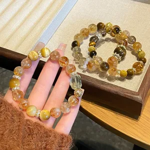 Superbe vue de détail du bracelet en cristal de quartz rutile citrine multitrésor naturel.