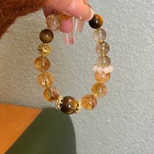 Gros plan détail du magnifique bracelet de pierres précieuses en cristal et perles.