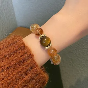 Gros plan sur les détails du bracelet en pierres précieuses avec des perles de citrine.