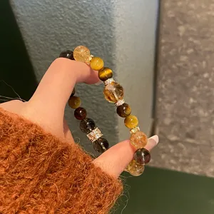 Gros plan détaillé du bracelet en pierres précieuses de cristal naturel avec des entretoises.