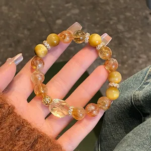 Gros plan détaillé sur le bracelet en cristal de pierres naturelles avec citrine et perles de strass.