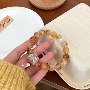 Gros plan détail du magnifique bracelet de perles en quartz citrine naturel avec breloques.