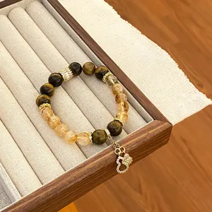 Bracelet de perles en cristal naturel avec pierres d'œil de tigre et pendentif cœur brillant.