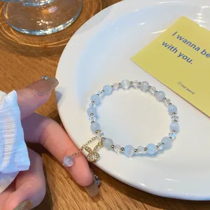 Détail du bracelet en pierre d'œil de chat avec charm lapin mignon pour cadeau quotidien.