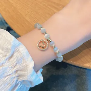 Gros plan du joli bracelet en pierre d'œil de chat avec pendentif cerf en zircone micro-pavé.
