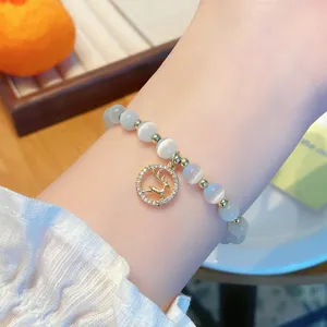 Bracelet délicat en pierre d'œil de chat avec pendentif cerf, bijou élégant pour femme.