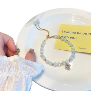 Bracelet de perles œil de chat élégant avec pendentif en cristal et chaîne ajustable pour femme.