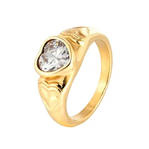 Bague exquise cœur en zircone, détail de bijoux en acier inoxydable plaqué or 14k.