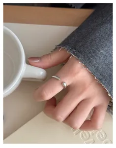 Minimalistischer offener Tropfen Silber Ring Detailansicht, schickes geometrisches Schmuckstück.