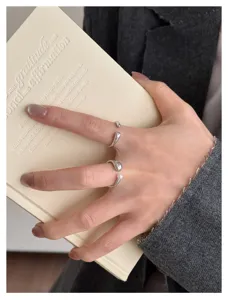Minimalistischer silberner offener Tropfenring mit Perle, eleganter geometrischer Schmuck.