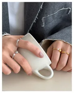 Minimalistischer offener Wassertropfen Ring Detailbild, Modischer Schmuck geometric design.