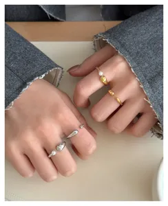 Minimalistischer offener Wassertropfen Ring geometrischer Metallschmuck Detail