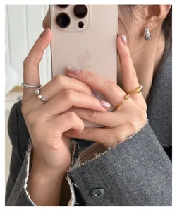 Detailaufnahme von trendigen geometrischen Tropfen Perlen Offenen Ringe aus Edelstahl Schmuck.