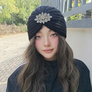 Bonnet turban noir en tricot strass pour femmes, élégant bonnet chaud d'hiver avec fleur.