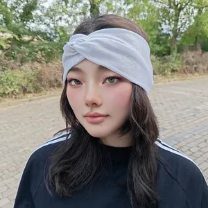 Glänzendes gedrehtes Stirnband für Damen, stylisches Haarband für Sport und Make-up.