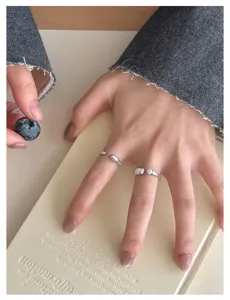 Minimalistischer offener geometrischer Wassertropfen Ring Detailaufnahme Perle Schmuck