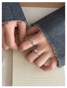 Nahaufnahme des unregelmäßigen Wassertropfen-Offenen Rings mit Perle, schickes Design.