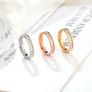 Bagues minimalistes en acier titane avec strass, disponibles en argent, or et or rose.