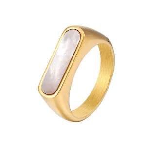 Elegante Franse stijl geometrische 18k vergulde ring met witte moederschelp inleg.