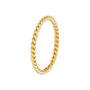 Détail de bague torsadée ultra-fine plaquée or, bijou de doigt tressé minimaliste élégant.