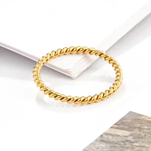 Bague fine torsadée dorée minimaliste pour femme, bijou en acier inoxydable plaqué or.