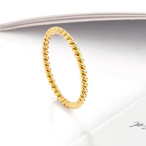 Bague torsadée plaquée or 18k minimaliste acier titane mode femmes bijoux vue principale