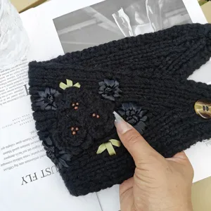 Fascia in maglia nera ricamata con nastri, fiori di camelia e perline di legno.