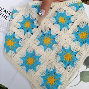 Vista detallada de diadema triangular floral de ganchillo retro, cinta de pelo hueca azul y amarilla.