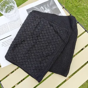 sciarpa di maglia nera invernale calda accogliente chic casual pullover da esterno.