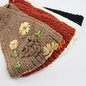 Cerchietto lavorato a maglia con ricamo floreale e camelia in nastro, dettaglio donna.