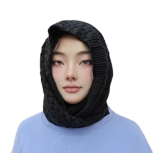 Vista dettagliata di un passamontagna in maglia nera, scaldacollo invernale caldo da donna.